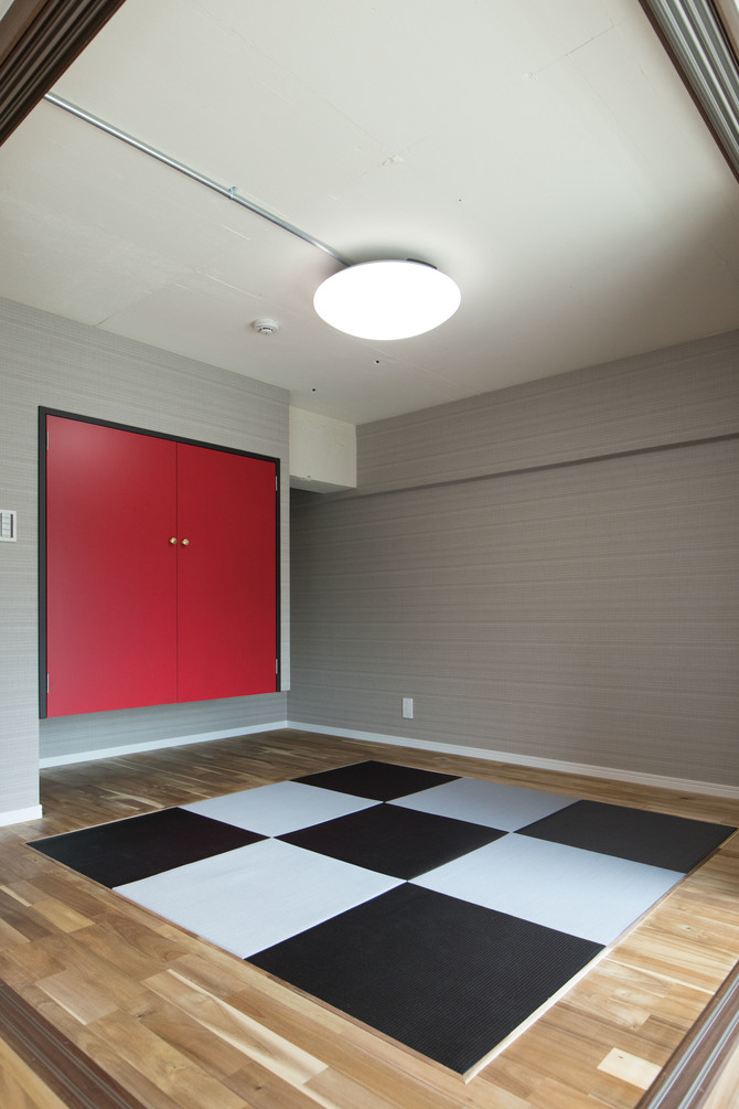 赤い収納扉に小上がりの洋風和室。琉球畳で可愛いさ倍増