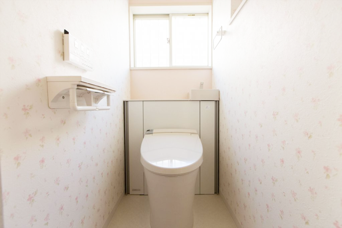 花柄のクロスのトイレ｜横浜リノベーション