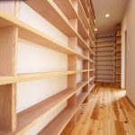 廊下から続く造作の本棚｜横浜リノベーション