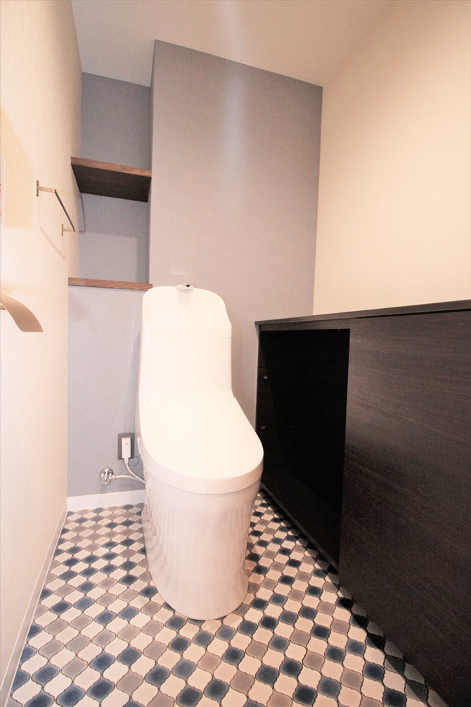 トイレのニッチは飾り棚、トイレ横は収納として設置｜リノベーション横浜