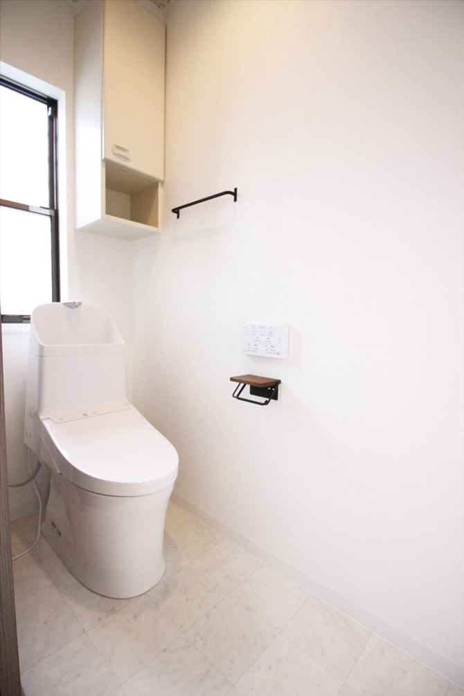 棚を残したトイレのリノベ｜リノベーション神奈川・横浜