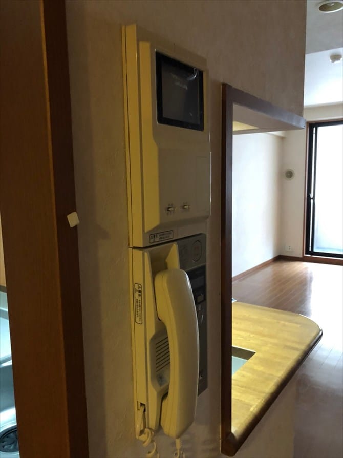 壁に囲まれたキッチンシンク＆カウンター｜リノベーション横浜・神奈川