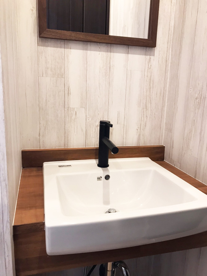 トイレ背面の造作洗面台｜横浜リノベーション
