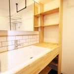 木の棚板での造作洗面台｜横浜リノベーション
