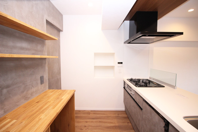 モルタルデザインのキッチン背面壁｜横浜リノベーション