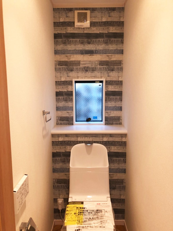 デニム柄の壁紙を使ったトイレ｜横浜リノベーション