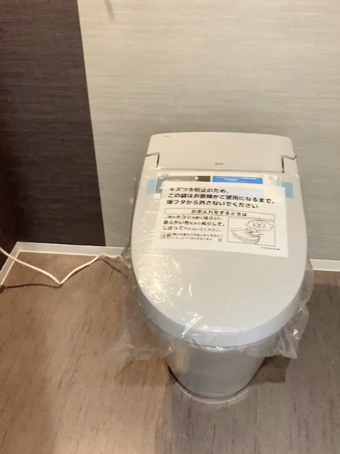 アクセントクロス施工のトイレ｜横浜リノベーション