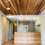羽目板天井と木のキッチン｜横浜リノベーション