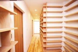 廊下に造作した大容量本棚｜リノベーション神奈川・横浜