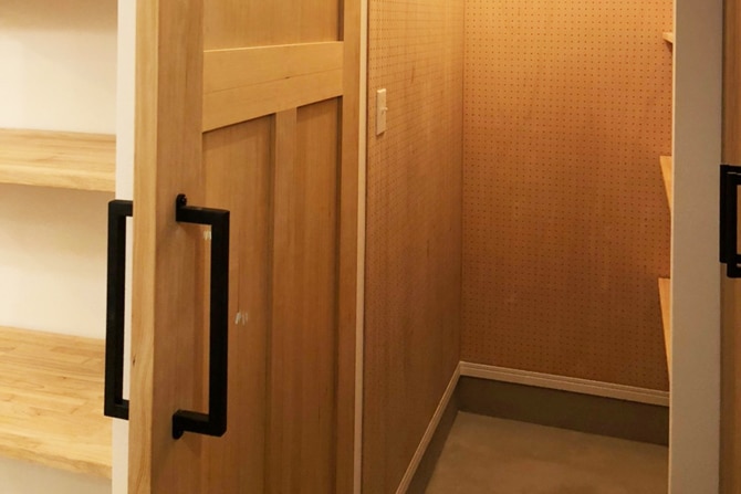 アイアンハンドルの木製ドア｜リノベーション神奈川・横浜