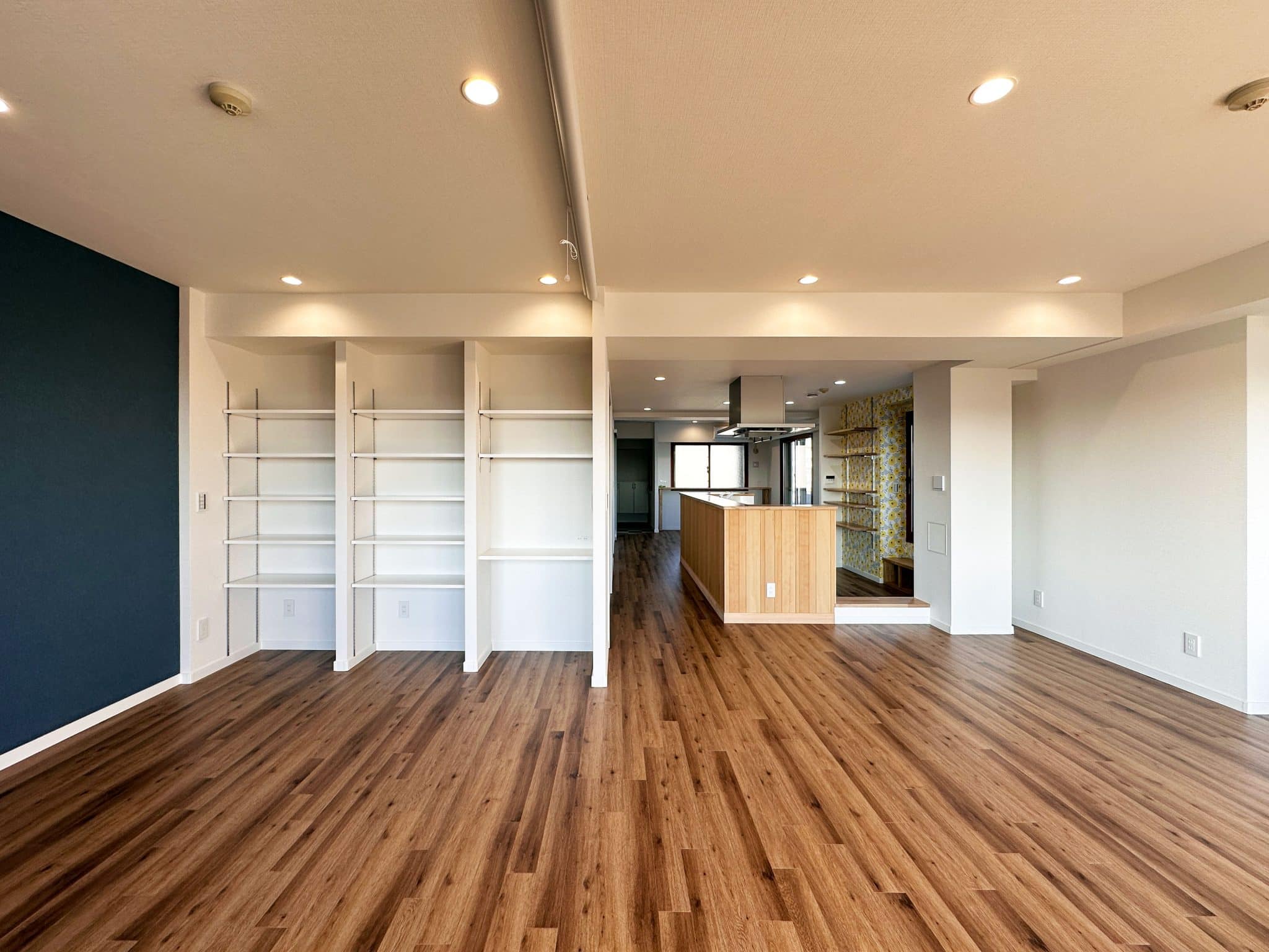 無垢フローリングと造作キッチンを中心にした開放的なLDK空間