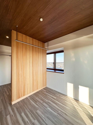 木天井と間仕切り壁で空間を緩やかに分けたリビング