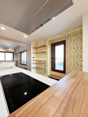 タイル貼りの壁と木製カウンターを組み合わせた造作キッチン