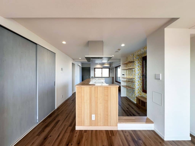 アイランドキッチンを中心に回遊動線を確保したリノベーションキッチン