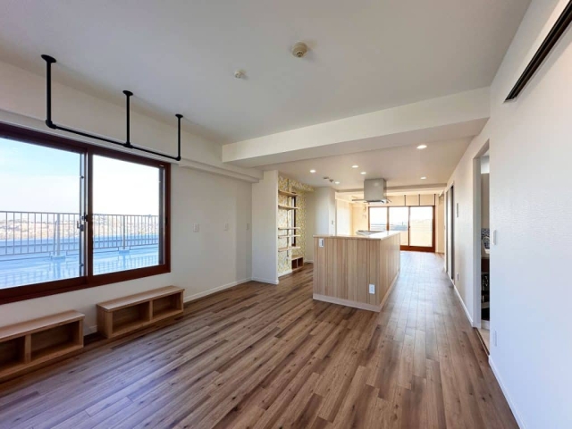 無垢フローリングと大開口窓で明るさを確保した開放的なリノベーションLDK